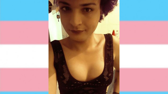 Mãe que internou filha trans à força é proibida de se aproximar dela pela Lei Maria da Penha