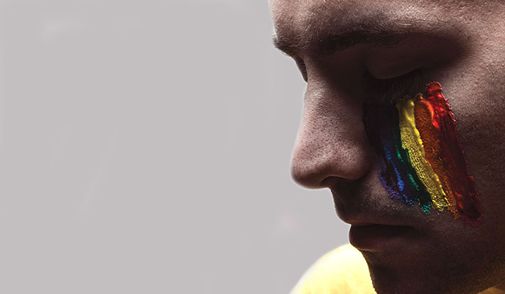 Jovem é vítima de homofobia e vizinhos são condenados a pagar R$ 5 mil cada