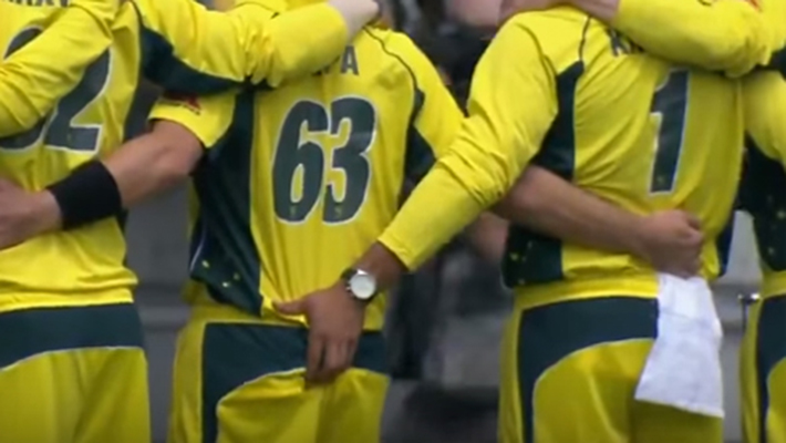 Colunista afirma que jogador de futebol anda pulando a cerca com outro homem