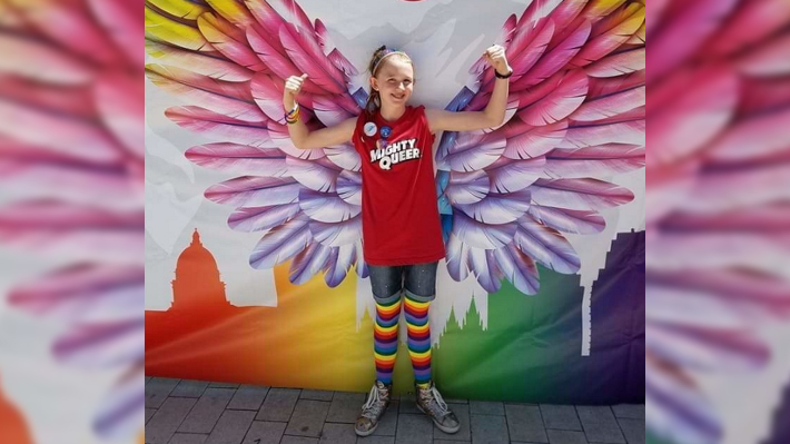 Garota de 12 anos sai do armário diante de membros de sua igreja: “Deus me ama assim”