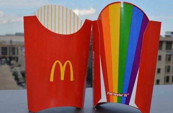  McDonald’s coloca bandeira do arco-íris em embalagem de batatas em apoio a Parada LGBT