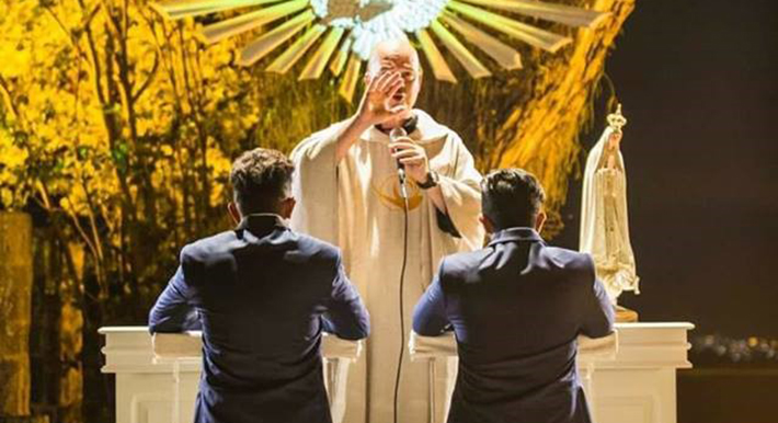 Padre celebra casamento gay e afirma: “Os homossexuais têm o direito de se amar”