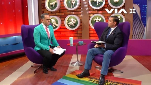  Pastor que pisou em bandeira LGBT será vetado do maior evento evangélico do Chile