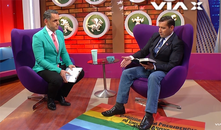  Pastor homofóbico tenta “curar” apresentador gay e pisa em bandeira LGBT ao vivo