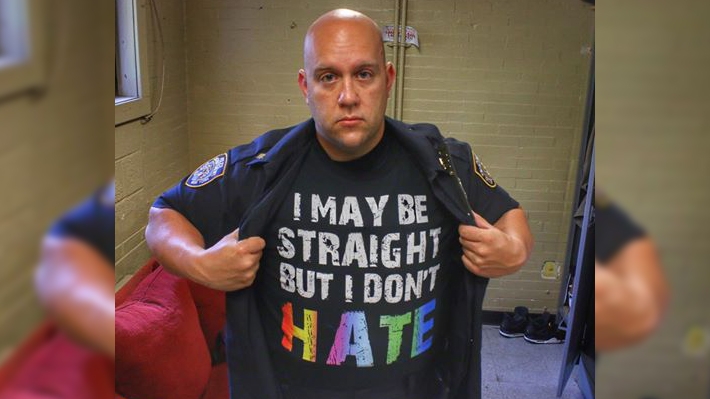  Policial de NY viraliza com mensagem de apoio à comunidade LGBT: “Amor é amor”