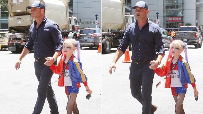  Filho de 8 anos de Naomi Watts aparece vestido de Arlequina na Comic-Con