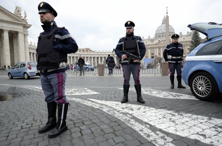  Polícia do Vaticano interrompe orgia gay em apartamento de conselheiro do Papa