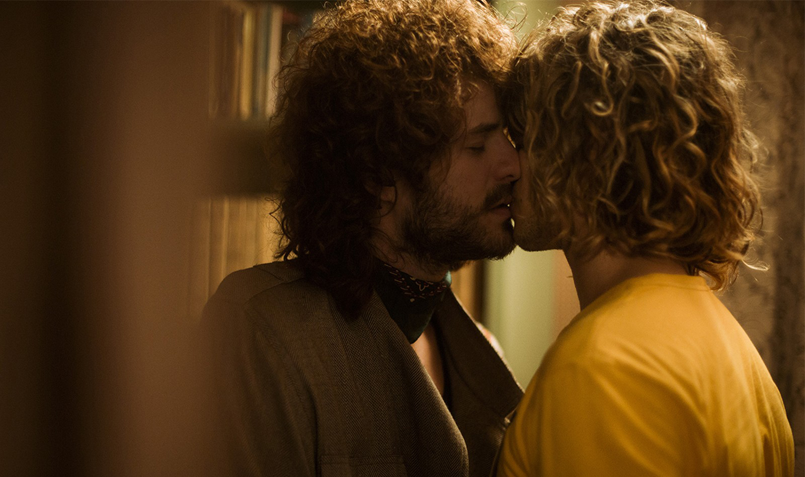 “Os Dias Eram Assim”: Leon e Rudá se beijam e vão para a cama