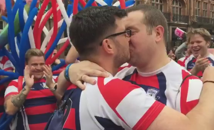 Jogador de rugby pede parceiro de time em casamento; assista