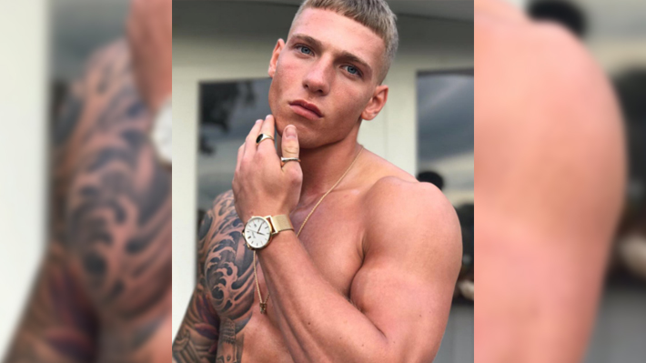 Ousado, modelo Brandon Myers divulga foto só de cueca e excitado em rede social