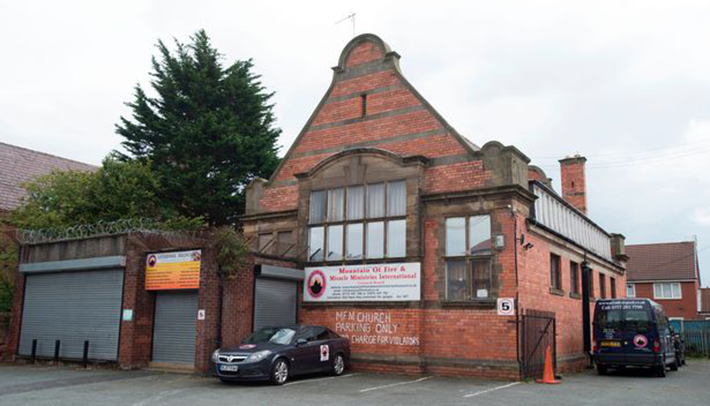 Igreja na Inglaterra promete “cura gay” com tratamento de três dias sem comida e água