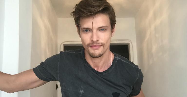 Cena de Pierre Baitelli completamente nu circula pela web; confira