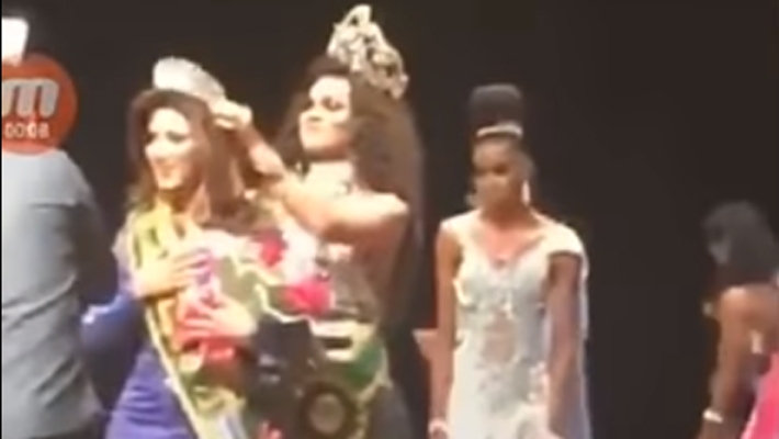  Em concurso, candidata não aceita derrota e arranca coroa de Miss Amapá Gay 2017; assista