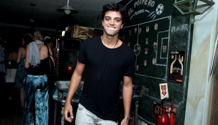  Rodrigo Simas vai ao Rock In Rio com namorada, mas some ao sair de banheiro masculino
