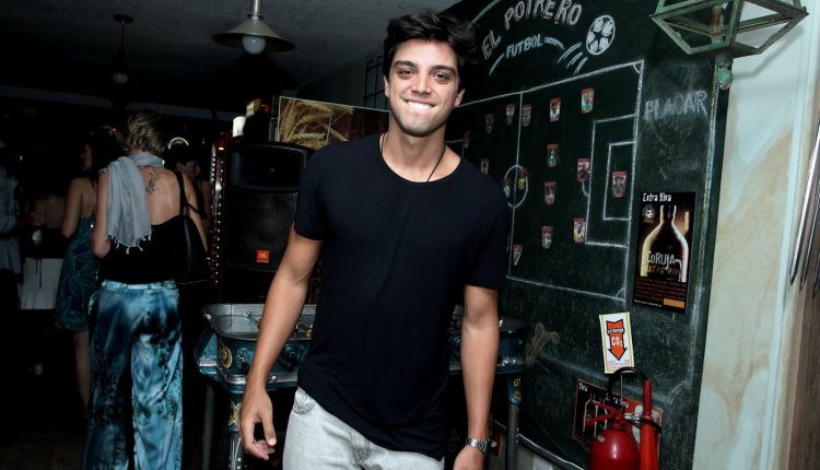 Rodrigo Simas vai ao Rock In Rio com namorada, mas some ao sair de banheiro masculino