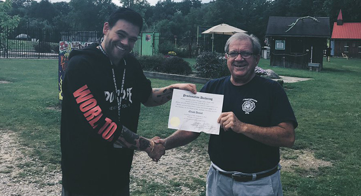 Youtuber vira “prefeito por 1 dia”, bane heterossexuais e sofre impeachment