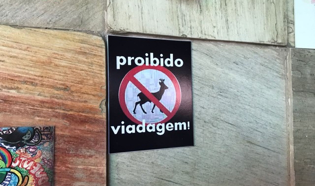  Placa em bar de Manaus “proíbe viadagem” e gera polêmica na internet