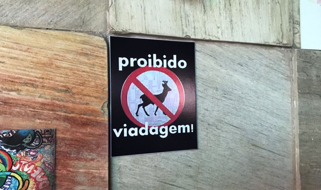 Placa em bar de Manaus “proíbe viadagem” e gera polêmica na internet