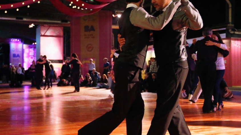 Homem denuncia academia por “heterofobia” por oferecer aulas de dança para LGBTs