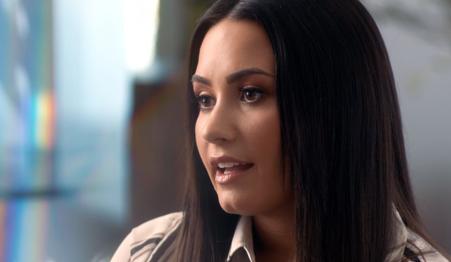 Demi Lovato fala sobre sua sexualidade em entrevista: “Saio com homens e mulheres”