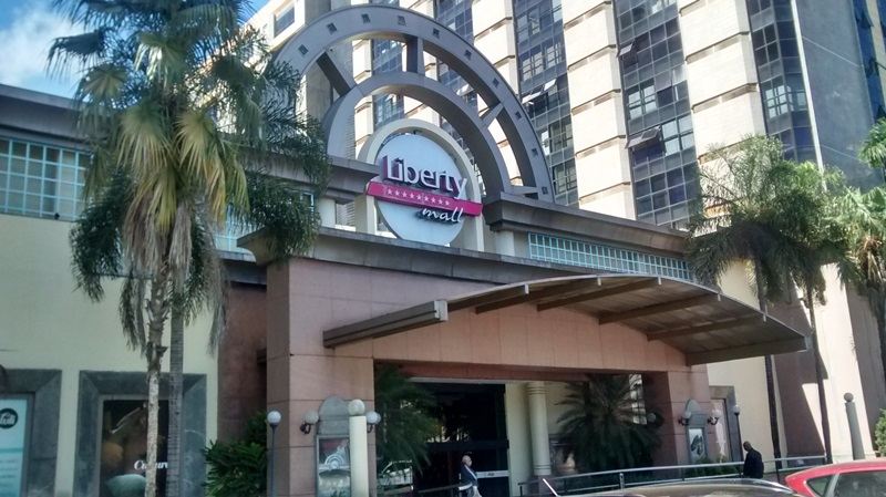 Mãe e filha sofrem ataque homofóbico em shopping de Brasília