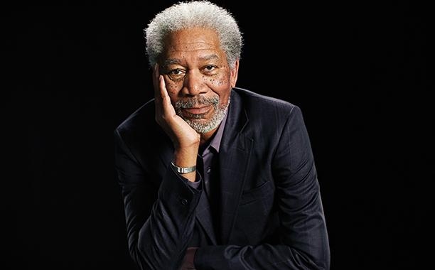  Morgan Freeman revela ter se divertido ao visitar bar gay: “sentimento de liberdade”