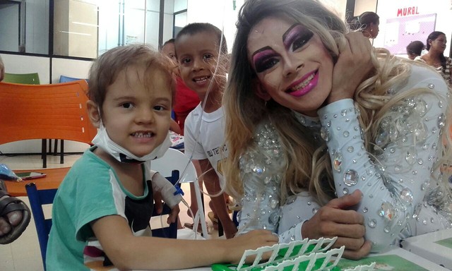 Drag que diverte crianças com câncer em hospital amplia ação e cria revista em quadrinhos