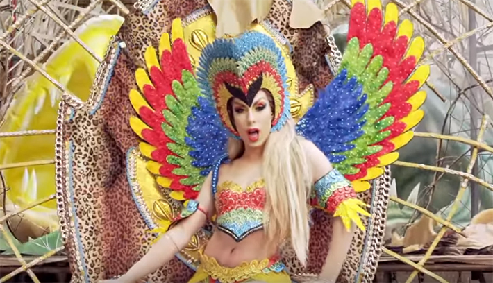 Alaska Thunderfuck vira rainha de bateria no clipe de “Come to Brazil”