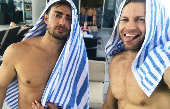 Ator de “Meninas Malvadas” confirma relacionamento com apresentador de TV