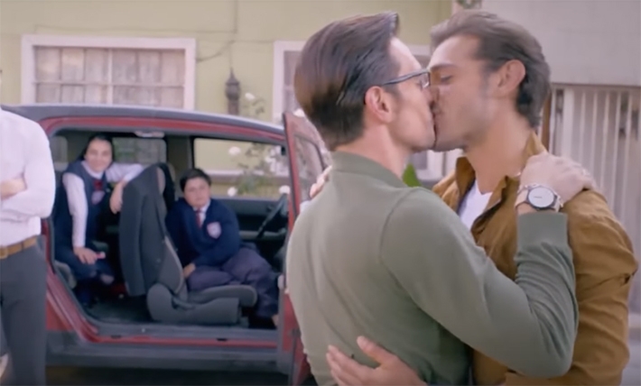  Televisa exibe primeiro beijo gay das novelas mexicanas; confira