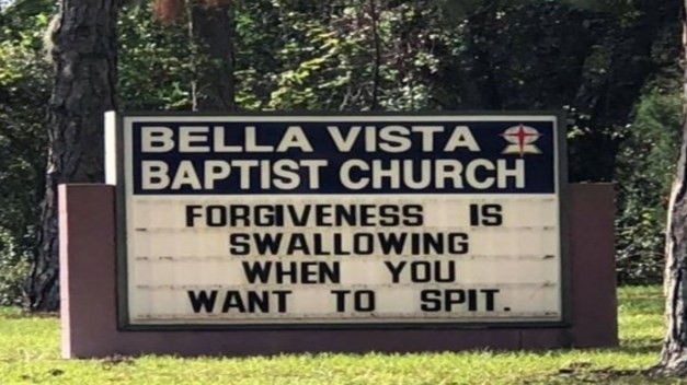  Sem querer, igreja acaba escrevendo mensagem sobre sexo oral em placa