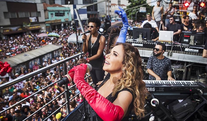  Sem cobrar cachê, Daniela Mercury será atração principal na parada LGBT do Rio