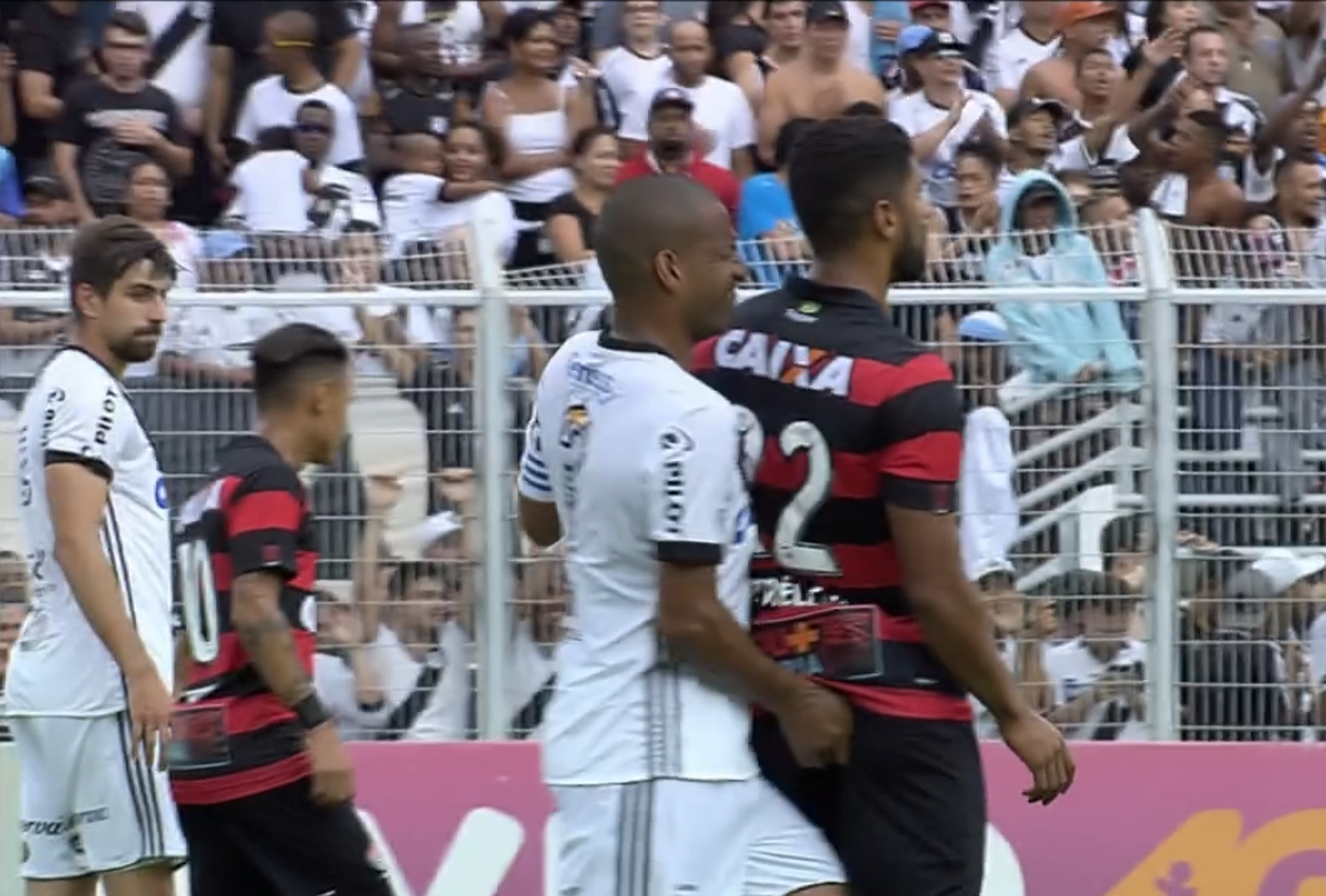 Zagueiro da Ponte Preta é expulso após dar “dedadas” em jogador rival