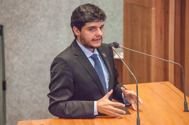 Deputado do DF propõe Semana da Cultura Hétero e justifica: “Já sofri preconceito”