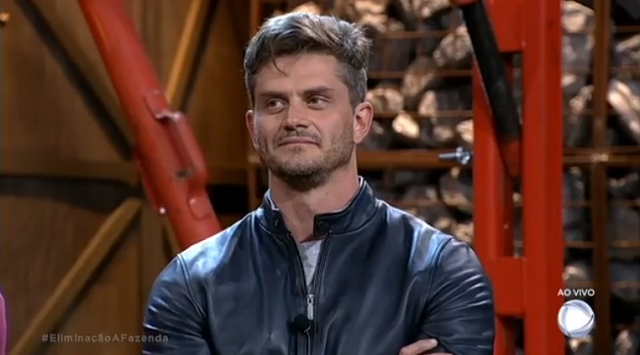 Marcos Harter revela que costumava tomar banho com homens se masturbando ao seu lado