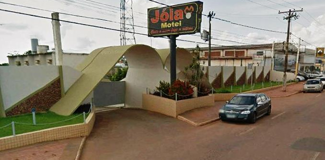 Gay expulso de motel por suposto sexo a três ganha indenização na Justiça