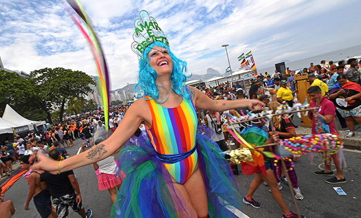 Sem apoio da Prefeitura, 22ª Parada LGBT do Rio reúne 800 mil pessoas em Copacabana