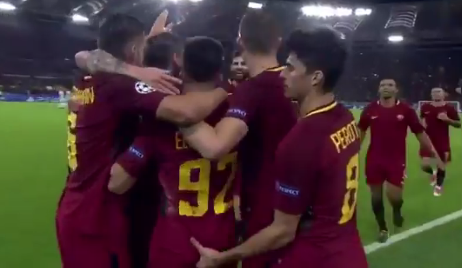 Jogador de futebol comemora vitória dando “dedada” em colega de time