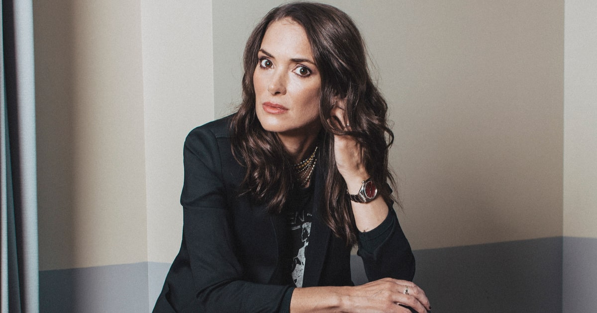 Winona Ryder revelou ter recusado dar autógrafo ex-colega de classe homofóbico