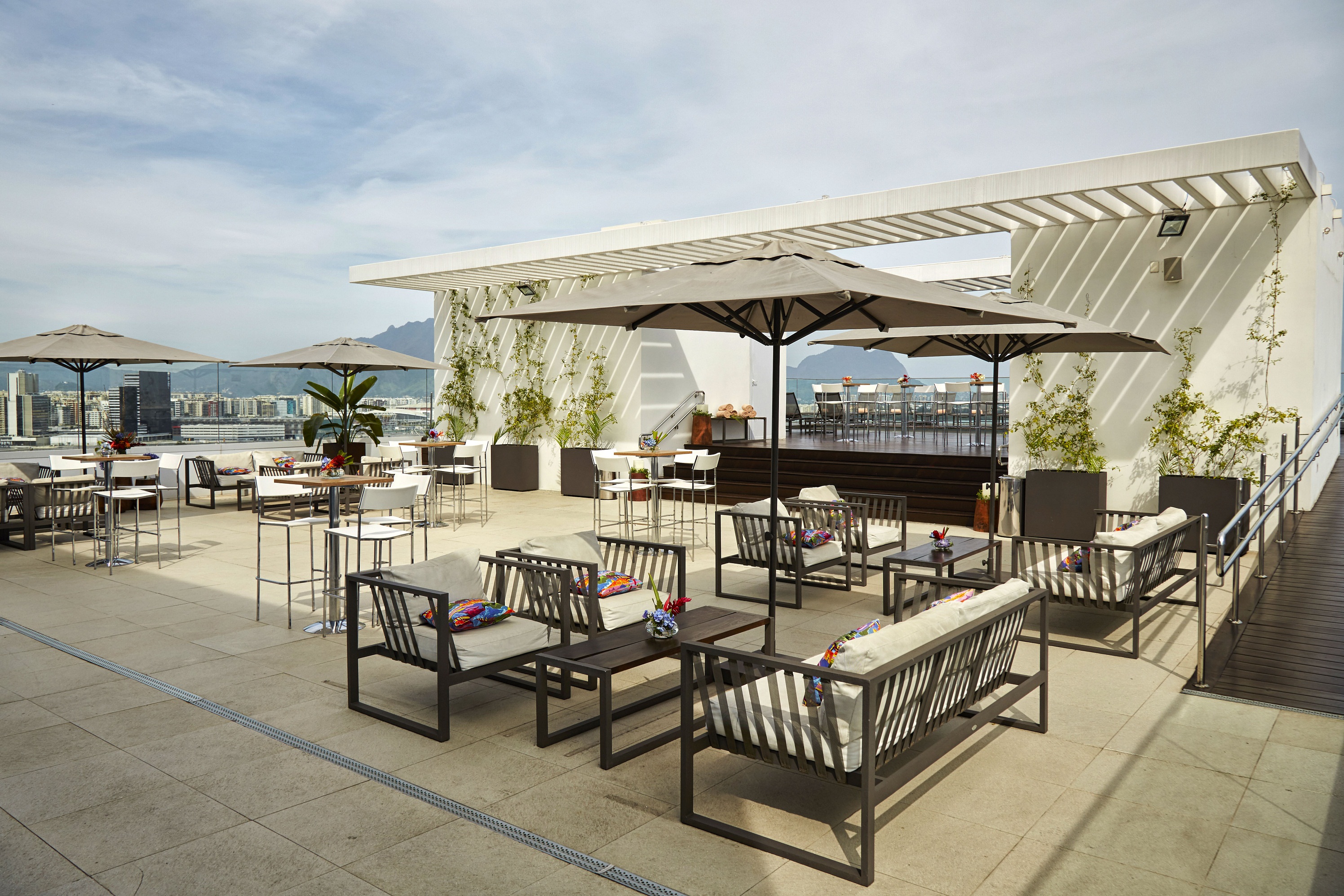 De olho nas tendências, hotel carioca investe em sunset party para o público LGBT