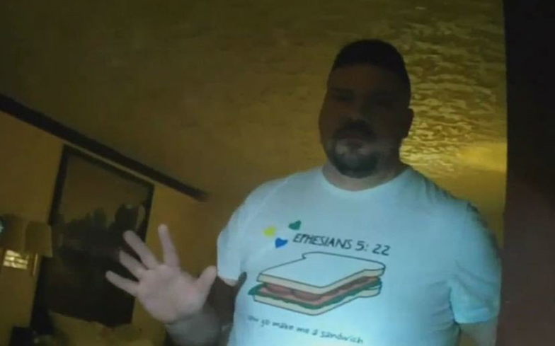 Senador anti-LGBT é flagrado em motel acompanhado de jovem menor de idade