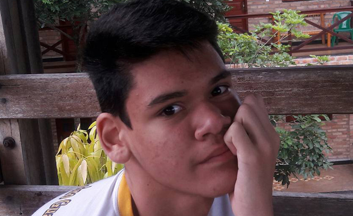 “Morreu apanhando”, diz avó de jovem gay morto após briga com o pai