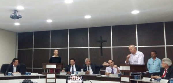 Mulher “invade” Câmara Municipal e compara gays a pedófilos, necrófilos e zoófilos