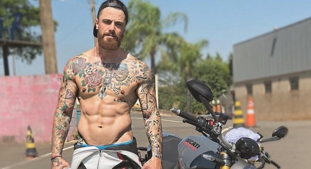 “Trabalho muito, não sobra tempo pra transar”, revela Felipe Titto