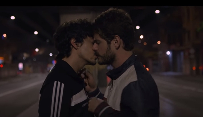  Johnny Hooker e Liniker lançam vídeo sobre casal gay surdo vítima de homofobia