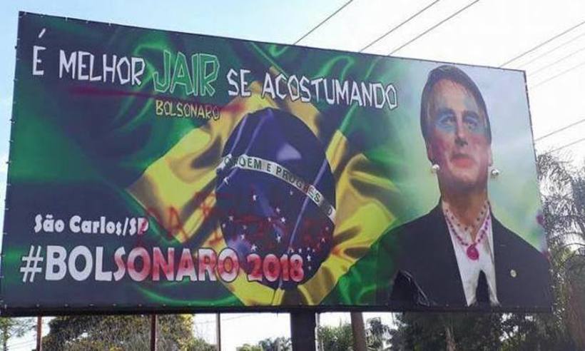 Bolsonaro amanhece com batom, maquiagem, brincos e colares em outdoor