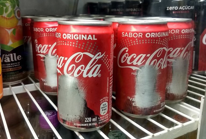  Preconceito?! Latinhas com rosto de Pabllo Vittar em campanha da Coca-Cola são raspadas