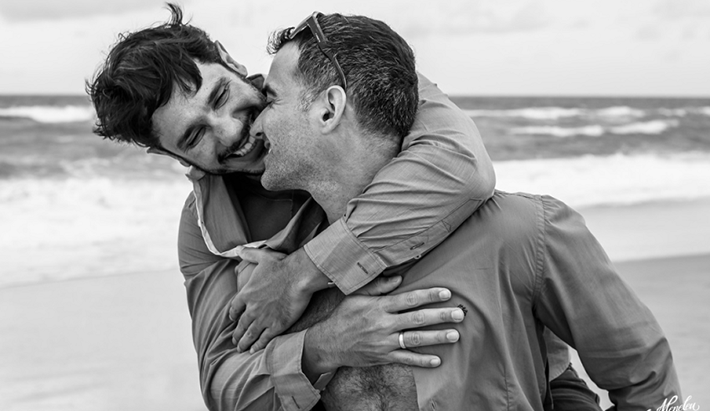  Ensaio pré-nupcial de casal gay celebra o amor e viraliza na internet
