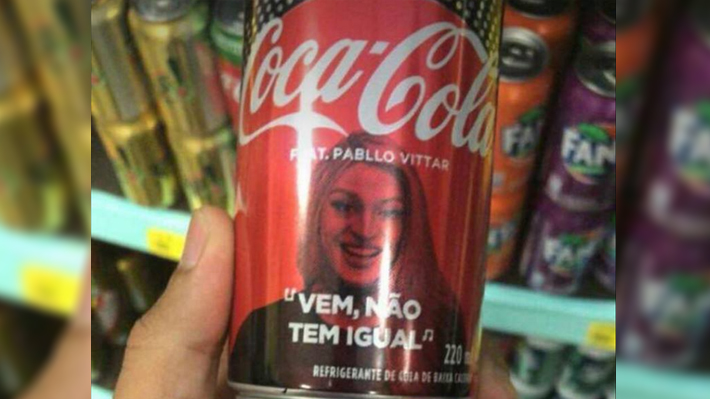 Pabllo Vittar estampa latainha de Coca-Cola em especial de Natal