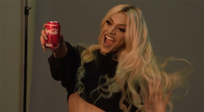Exclusivo: confira o making of baphão de Pabllo Vittar para campanha de verão da Coca-Cola